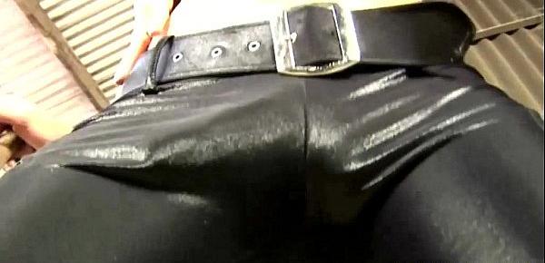  Leatherclad tranny plays with her spear